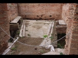 07085 ostia - regio i - insula xii - terme del foro (i,xii,6) - suedwestecke - latrine - bli ri nordwesten - 01-2024.jpg